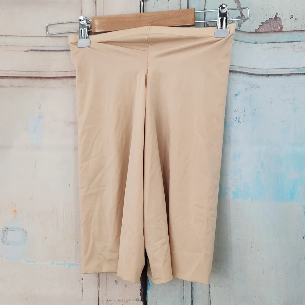 Spanx Hide &‎ Sleek Mid Thigh Slim Short Shaper